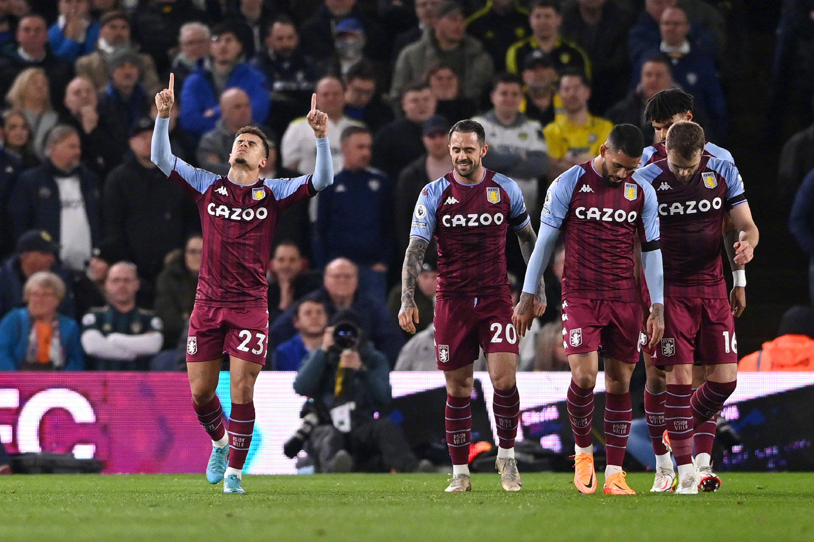 着球迷的目 着球迷的目